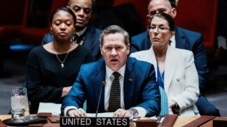 Embaixador dos EUA na ONU, Mike Waltz fala ao microfone durante sessão na ONU