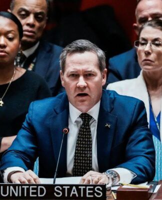 Embaixador dos EUA na ONU, Mike Waltz fala ao microfone durante sessão na ONU