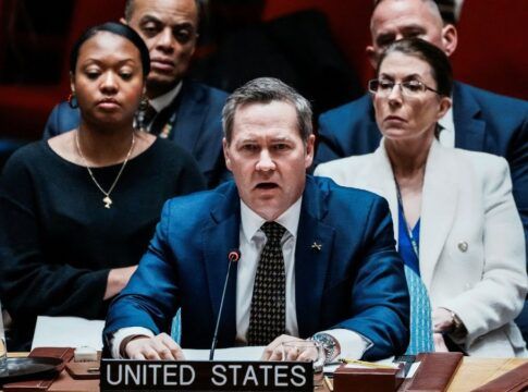 Embaixador dos EUA na ONU, Mike Waltz fala ao microfone durante sessão na ONU