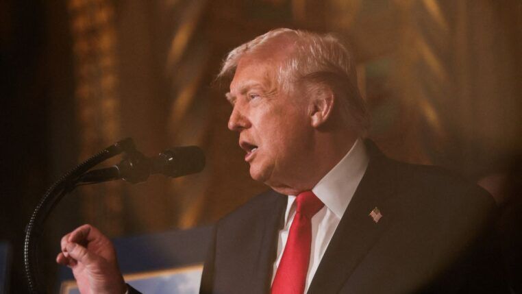 Donald Trump fala ao microfone