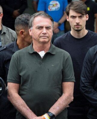 Bolsonaro é transferido para hospital em Brasília; cirurgia está marcada para o dia de Natal