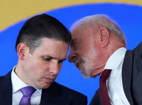 Lula fala ao ouvido de Hugo Motta durante cerimônia no Planalto