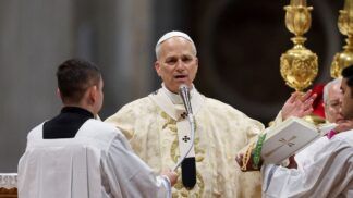 Papa Leão 14 gesticula e fala ao microfone durante missa