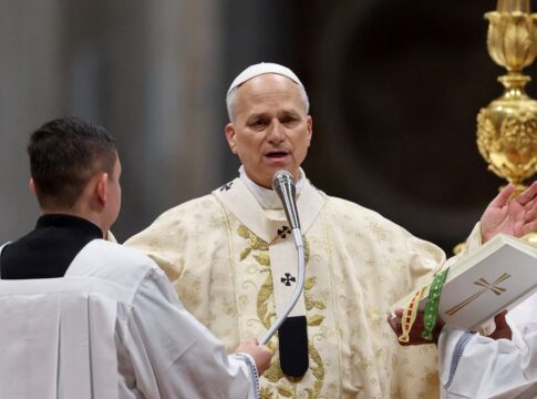 Papa Leão 14 gesticula e fala ao microfone durante missa