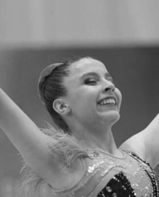 Ginasta finaliza apresentação com as duas mãos para o ar