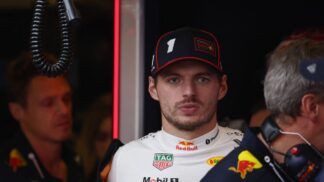 Verstappen veste o macacão de piloto dentro dos boxes da Red Bull