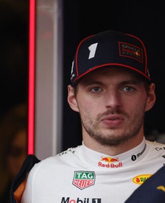 Verstappen veste o macacão de piloto dentro dos boxes da Red Bull