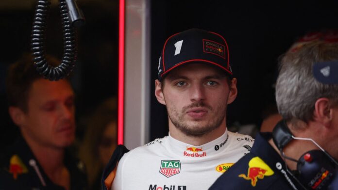 Verstappen veste o macacão de piloto dentro dos boxes da Red Bull