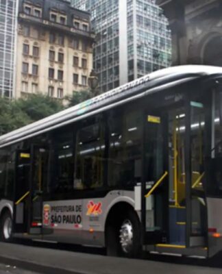 Motoristas de ônibus de SP encerram paralisação após acordo sobre 13º salário