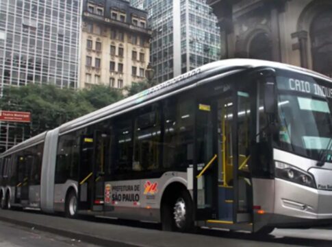 Motoristas de ônibus de SP encerram paralisação após acordo sobre 13º salário