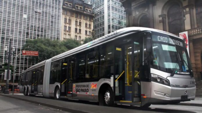 Motoristas de ônibus de SP encerram paralisação após acordo sobre 13º salário