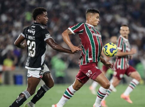 Vasco vira no fim, derruba invencibilidade do Flu e abre vantagem na semi da Copa do Brasil