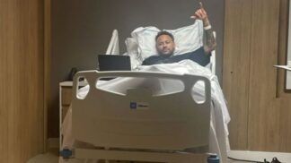 Neymar deitado na maca do hospital antes de cirurgia