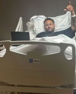 Neymar deitado na maca do hospital antes de cirurgia