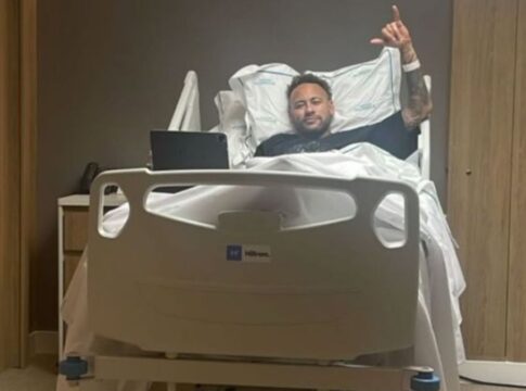 Neymar deitado na maca do hospital antes de cirurgia