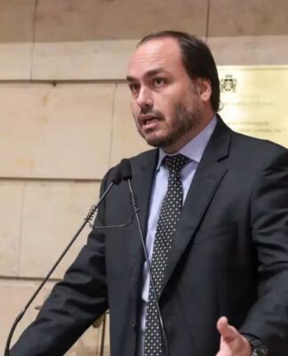 Bolsonaro pede a Moraes autorização para visita do filho Carlos na prisão