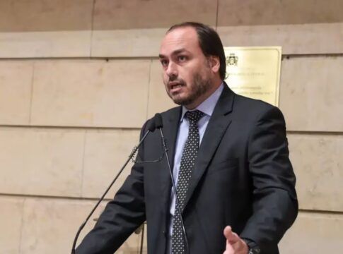 Bolsonaro pede a Moraes autorização para visita do filho Carlos na prisão