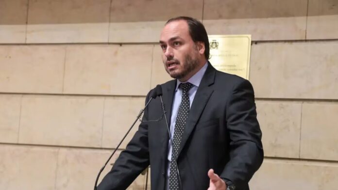 Bolsonaro pede a Moraes autorização para visita do filho Carlos na prisão