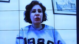 Imagem mostra Carla Zambelli em uma video-conferência