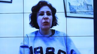 Imagem mostra Carla Zambelli em uma video-conferência