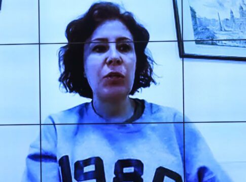 Imagem mostra Carla Zambelli em uma video-conferência