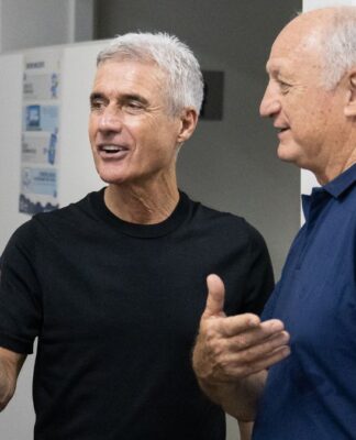 Técnico Luís Castro, do Grêmio, fala com Felipão, diretor do clube.