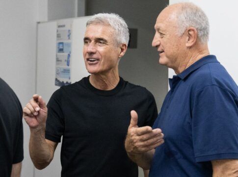 Técnico Luís Castro, do Grêmio, fala com Felipão, diretor do clube.
