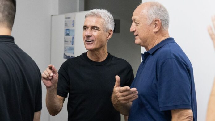Técnico Luís Castro, do Grêmio, fala com Felipão, diretor do clube.