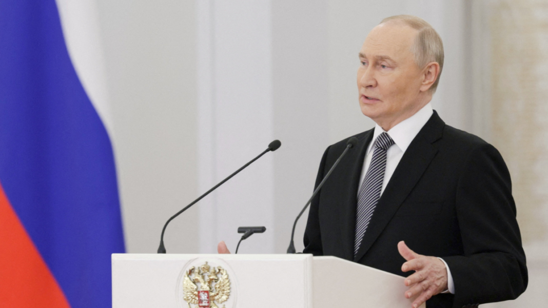 O presidente russo Vladimir Putin faz um discurso durante uma cerimônia em comemoração ao Dia dos Heróis da Pátria, em Moscou.