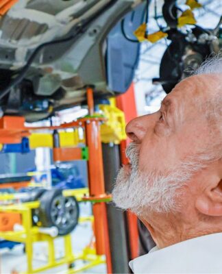 Lula comemora menor pobreza da história e emenda discurso com carro elétrico e salário em alta