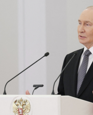 O presidente russo Vladimir Putin faz um discurso durante uma cerimônia em comemoração ao Dia dos Heróis da Pátria, em Moscou.