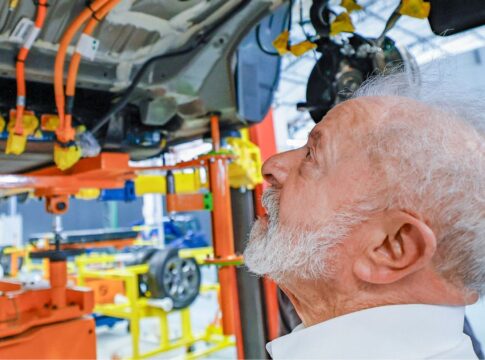 Lula comemora menor pobreza da história e emenda discurso com carro elétrico e salário em alta
