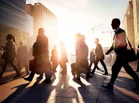 IA assusta, mas contrata: relatório mostra que empregos “ameaçados” cresceram após a pandemia