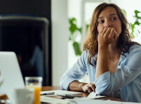Saúde mental vira obrigação: empresas correm contra o tempo para evitar multa e burnout