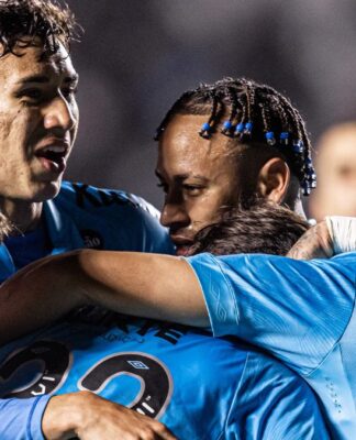 Neymar tira coelho da cartola, faz hat-trick e coloca o Santos respirando na missão salvação