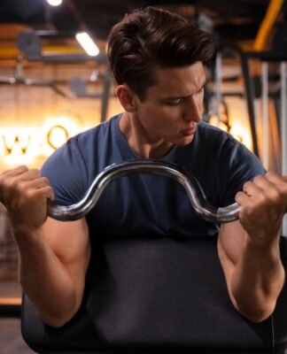 Xingar no treino dá força extra? Ciência diz que palavrão pode turbinar seu desempenho físico