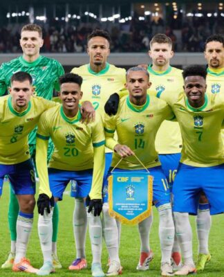 Jogadores da Seleção Brasileira alinhados antes da partida contra a Tunísia.