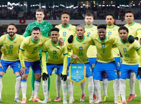 Jogadores da Seleção Brasileira alinhados antes da partida contra a Tunísia.