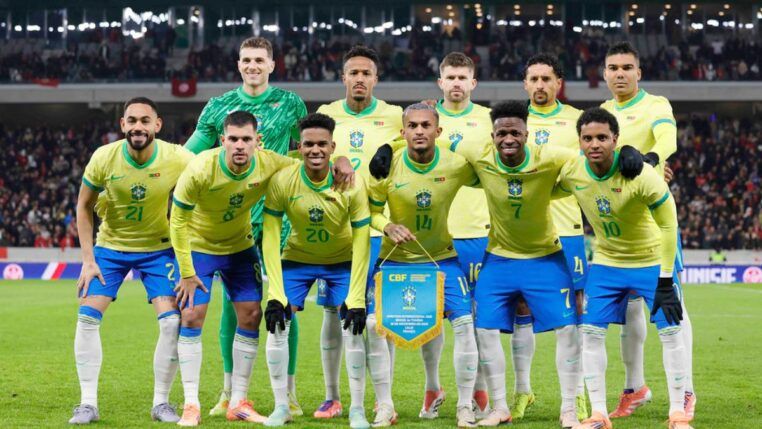 Jogadores da Seleção Brasileira alinhados antes da partida contra a Tunísia.
