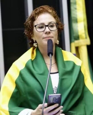 Carla Zambelli sofreu agressões em prisão na Itália, diz senador