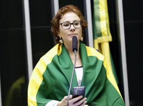 Carla Zambelli sofreu agressões em prisão na Itália, diz senador