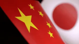 Bandeiras impressas da China e do Japão são vistas nesta ilustração