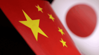 Bandeiras impressas da China e do Japão são vistas nesta ilustração