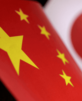 Bandeiras impressas da China e do Japão são vistas nesta ilustração