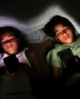 Crianças usando o celular