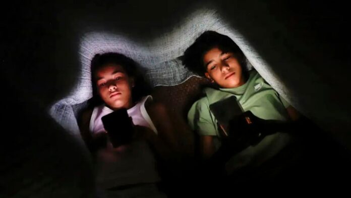 Crianças usando o celular