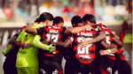 Atletas do Flamengo reunidos em círculo antes da partida contra o Palmeiras