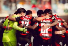 Atletas do Flamengo reunidos em círculo antes da partida contra o Palmeiras