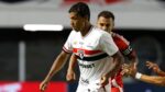 Atleta Luiz Gustavo, do São Paulo, disputando bola com um jogador do Internacional
