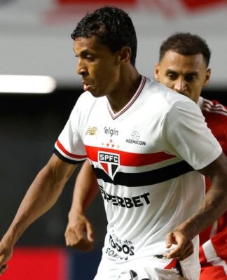 Atleta Luiz Gustavo, do São Paulo, disputando bola com um jogador do Internacional